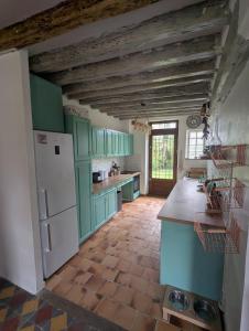 Una cocina con gabinetes verdes y un refrigerador blanco. en La colline enchantée, en Saint-Martin-dʼOrdon 21 fotos más