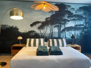 um quarto com uma cama com dois travesseiros em La Terrasse de l'Elorn vue exceptionnelle em Le Relecq-Kerhuon
