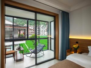 Postel nebo postele na pokoji v ubytování Fenghuang County Jiduo Intelligent Hotel + 18 fotografií