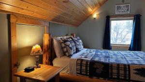 Postel nebo postele na pokoji v ubytování Methow River Lodge and Cabins