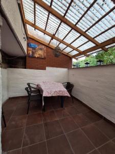 a patio with a table and chairs under a roof at To Tu in Ruciane-Nida