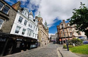 a city street with buildings and a clock tower at Stylish 1-Bed Apartment in the Heritage Quarter in Dunfermline