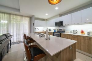 Kuchyň nebo kuchyňský kout v ubytování CR Luxury La Estancia Floresta #05 3 Bdrm