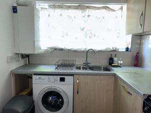Η κουζίνα ή μικρή κουζίνα στο 2 Bedroom near Edmonton Green Station