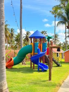 einen Spielplatz mit Rutsche und Rutsche in der Unterkunft Naca Boutique Hotel in Pôrto de Pedras