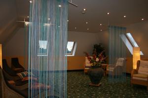 a lobby with a glass column in the middle of a room at Hotel Seewisch in Flessenow