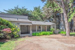 una casa con un garage e un albero di Cozy Sea Ranch Family Home with Hot Tub a Sea Ranch