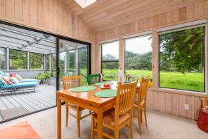 una sala da pranzo con tavolo e sedie di Cozy Sea Ranch Family Home with Hot Tub a Sea Ranch Altre 27 foto