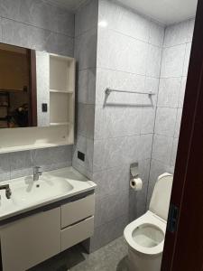 マニラにあるSybaysuites staycation near Okada COD MOA NAIAの洗面台、トイレ、鏡のあるバスルーム +26枚の写真