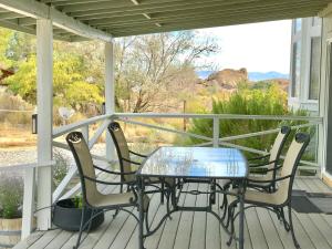 Μπαλκόνι ή βεράντα στο 3 B 2 BA home in a Serene, quiet cul de sac