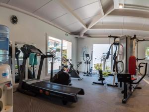 a gym with several treadmills and machines in a room at MOBIL HOME CAMPING LES SABLES DU MIDI 3 chambres in Sérignan