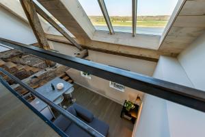 una vista sul soffitto di una camera con tavolo e finestra di Holiday Home Janssen & Janssen a Maasmechelen