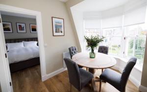 Katil atau katil-katil dalam bilik di Cosy Apartment in the Heritage Quarter - Sleeps 2
