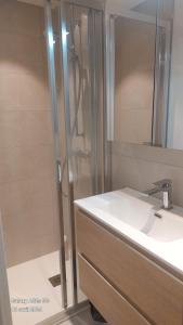 Et badeværelse på La Soldanelle vue lac et montagnes