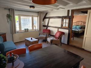 a living room with a table and chairs and a bed at BnB Het Geluk van Limburg in Mechelen