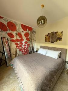 Giường trong phòng chung tại Anna Kavros luxury apartment