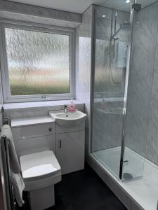 Bilik mandi di Glenrothes Central Apartment