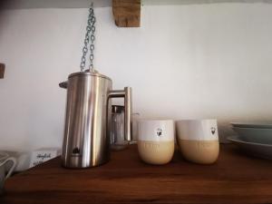 Příslušenství pro přípravu čaje a kávy v ubytování Tiny House mit eigener Sauna am Waldrand in der Fränkischen Schweiz