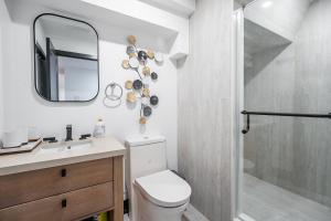 ミシサガにあるTranquil 2bedroom basement in charming Mississaugaのトイレ、洗面台、シャワー付きのバスルーム +6枚の写真