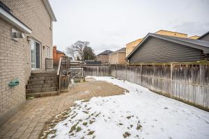 ミシサガにあるTranquil 2bedroom basement in charming Mississaugaの柵の横に雪に覆われた庭