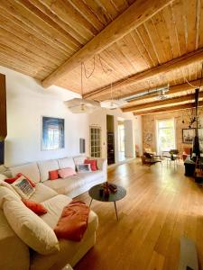 un soggiorno con un divano e un tavolo di Maison Florence Ivakno a Coudoux
