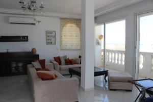 Posezení v ubytování Élégant Appartement à La Marsa avec Vue sur Mer Et une Grande Terrasse Privée