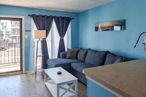 Posezení v ubytování Coastal Condo with Pool, 1 Block to Wildwood Beach!