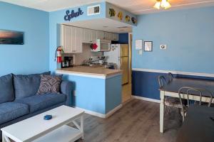 Kuchyň nebo kuchyňský kout v ubytování Coastal Condo with Pool, 1 Block to Wildwood Beach!