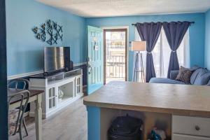 Fotografie z fotogalerie ubytování Coastal Condo with Pool, 1 Block to Wildwood Beach! v destinaci Wildwood