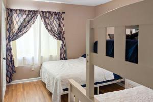 Postel nebo postele na pokoji v ubytování Coastal Condo with Pool, 1 Block to Wildwood Beach!