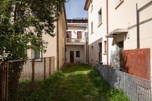 an alley between two buildings with a fence at Monolocale - Piano terra - Ingresso indipendente in Padova