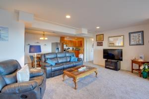TV a/nebo společenská místnost v ubytování Waterfront PNW Escape with Deck and Beach Access!