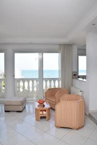 Posezení v ubytování Élégant Appartement à La Marsa avec Vue sur Mer Et une Grande Terrasse Privée