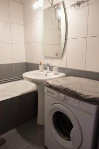 Un baño con lavadora y lavabo. en Aranis Central Apartment, en Ioannina 63 fotos más