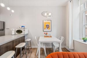 Kuchyň nebo kuchyňský kout v ubytování LOFT URBAIN au centre-ville de Québec/St-Joseph + 9 fotografií