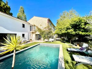 una piscina nel cortile di una casa di Maison Florence Ivakno a Coudoux