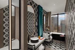 Hotel Indigo Saigon the City by IHG的一间浴室
