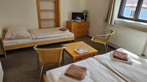 Ein Bett oder Betten in einem Zimmer der Unterkunft Baurů Dvůr