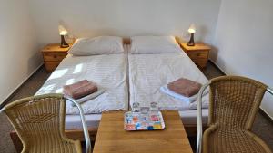 Ein Bett oder Betten in einem Zimmer der Unterkunft Baurů Dvůr