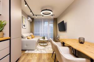 Televisyen dan/atau pusat hiburan di 1BR Modern and Cozy Apartment with Free Street Parking