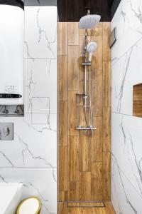 Bilik mandi di 1BR Modern and Cozy Apartment with Free Street Parking