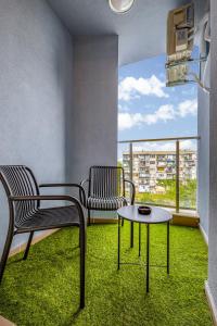 Balkoni atau teres di 1BR Modern and Cozy Apartment with Free Street Parking