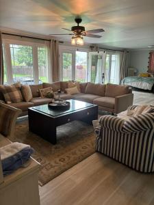 ein Wohnzimmer mit einer Couch und einem Couchtisch in der Unterkunft Minutes from LMU, ARH, and Cumberland Gap National Historic Park, Laurel Cove Music Festival, and Pine Mountain State Resort Park in Middlesboro