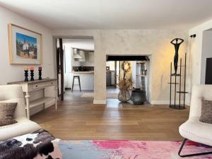 a living room with two chairs and a fireplace at Duplex de la Glacière Maison Châteaux & Lavandes in Grignan