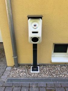 een parkeermeter aan de zijkant van een gebouw bij Ferienhaus Marina in Soltau