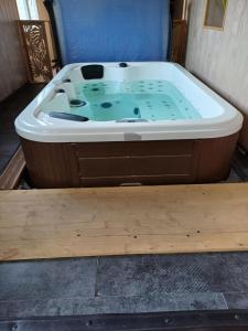 jacuzzi w pokoju w obiekcie aud eau maillet w mieście Tilques