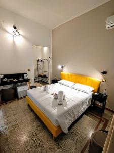um quarto com uma cama grande com lençóis brancos em Suleima B&B Messina Centro em Messina