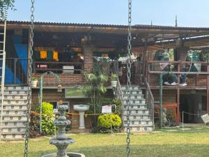 une balançoire en face d'une maison dans l'établissement Hotel posada el paraíso, à Tepoztlán 6 autres photos