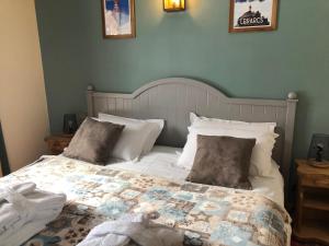 a bedroom with a bed with a quilt and pillows at Appartement 60 m2 grand balcon plein sud ARC 1950, piscine, sauna, hammam in Arc 1950