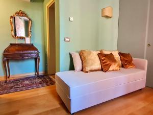 a living room with a couch and a mirror at Allegretto Rialto in Venice
